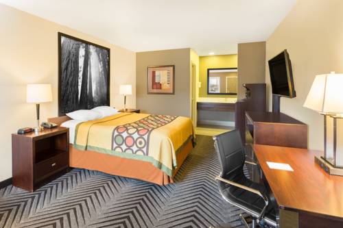 Imagen de la habitación del Hotel Super 8 By Wyndham Fortuna. Foto 2