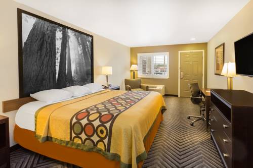 Imagen de la habitación del Hotel Super 8 By Wyndham Fortuna. Foto 4