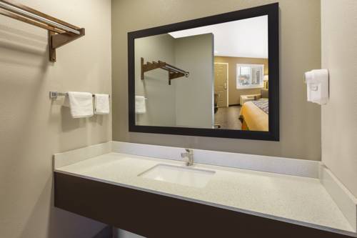 Imagen de la habitación del Hotel Super 8 By Wyndham Fortuna. Foto 7