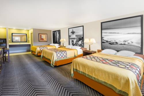 Imagen de la habitación del Hotel Super 8 By Wyndham Fortuna. Foto 10