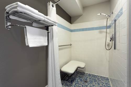 Imagen de la habitación del Hotel Super 8 By Wyndham Fortuna. Foto 11