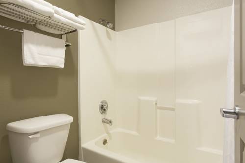 Imagen de la habitación del Hotel Super 8 By Wyndham Fortuna. Foto 12
