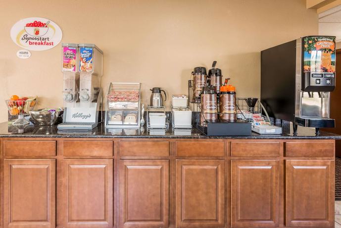 Imagen del bar/restaurante del Hotel Super 8 By Wyndham Franklin/middletown Area. Foto 3