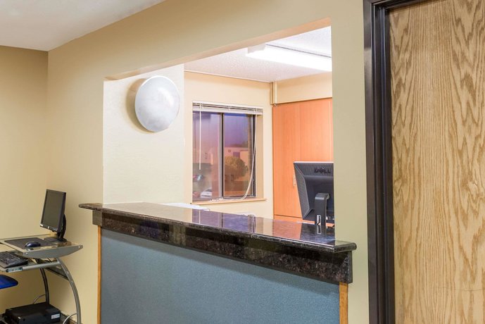 Imagen de los interiores del Hotel Super 8 By Wyndham Franklin/middletown Area. Foto 17