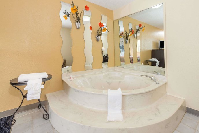 Imagen de la habitación del Hotel Super 8 By Wyndham Franklin/middletown Area. Foto 8