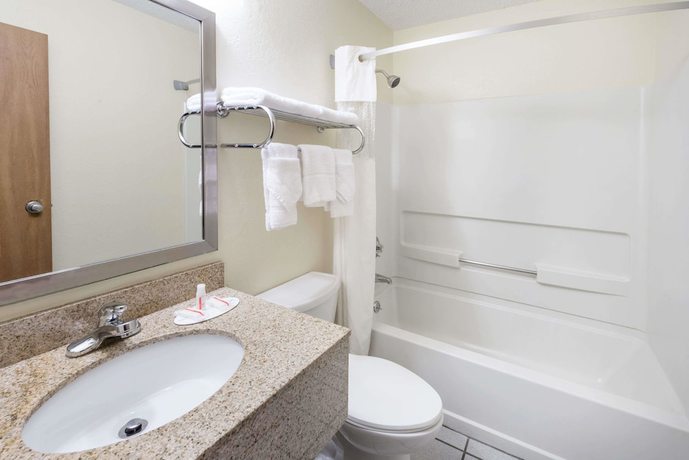 Imagen de la habitación del Hotel Super 8 By Wyndham Franklin/middletown Area. Foto 12