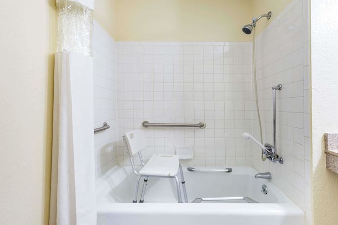Imagen de la habitación del Hotel Super 8 By Wyndham Franklin/middletown Area. Foto 15