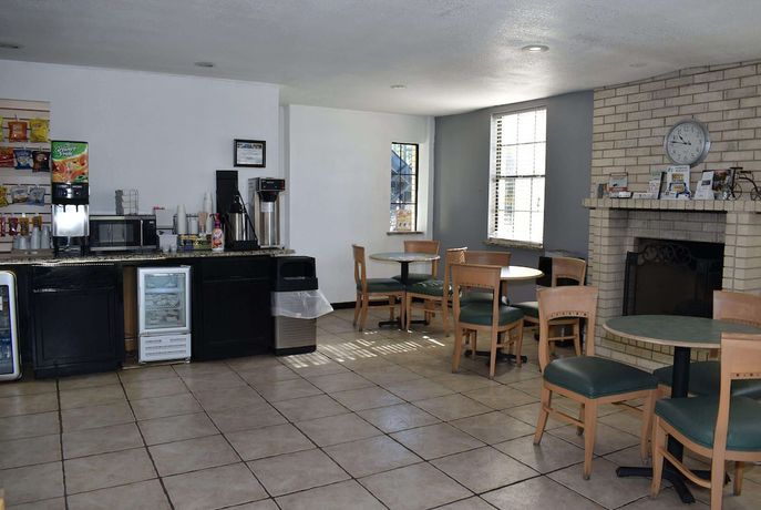 Imagen de los interiores del Hotel Super 8 By Wyndham Fredericksburg. Foto 20