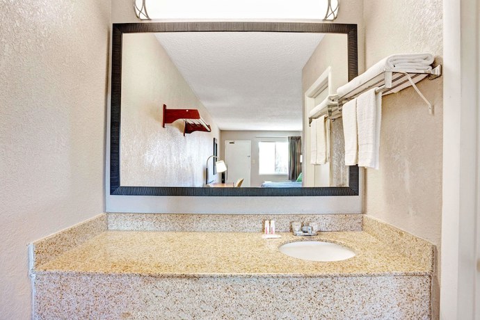 Imagen de la habitación del Hotel Super 8 By Wyndham Fredericksburg, Fredericksburg. Foto 11