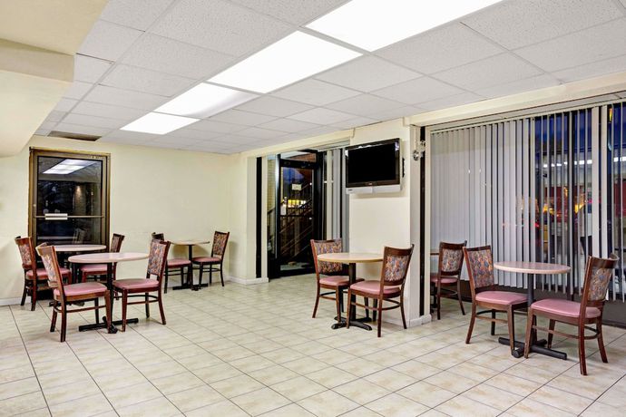 Imagen de los interiores del Hotel Super 8 By Wyndham Fredericksburg, Fredericksburg. Foto 15