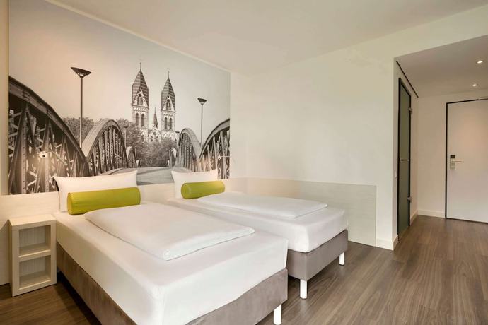 Imagen de la habitación del Hotel Super 8 By Wyndham Freiburg. Foto 13