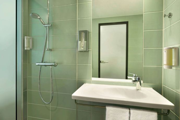 Imagen de la habitación del Hotel Super 8 By Wyndham Freiburg. Foto 15