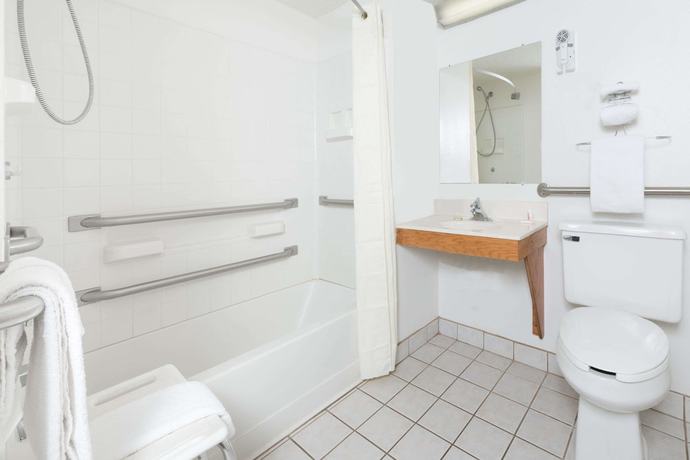 Imagen de la habitación del Hotel Super 8 By Wyndham Front Royal. Foto 7