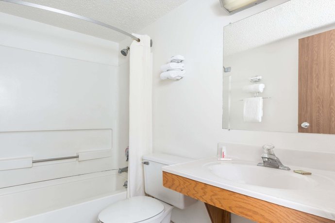 Imagen de la habitación del Hotel Super 8 By Wyndham Front Royal. Foto 9