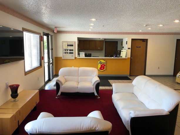 Imagen de los interiores del Hotel Super 8 By Wyndham Front Royal. Foto 17