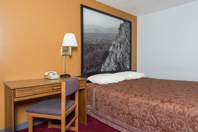 Imagen de la habitación del Hotel Super 8 By Wyndham Front Royal. Foto 11