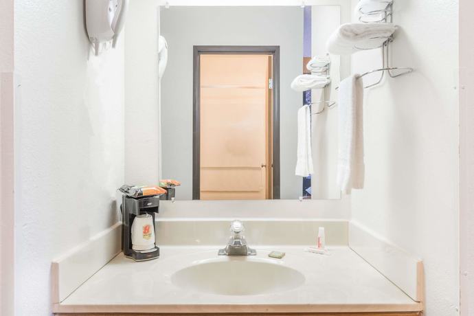 Imagen de la habitación del Hotel Super 8 By Wyndham Front Royal. Foto 16