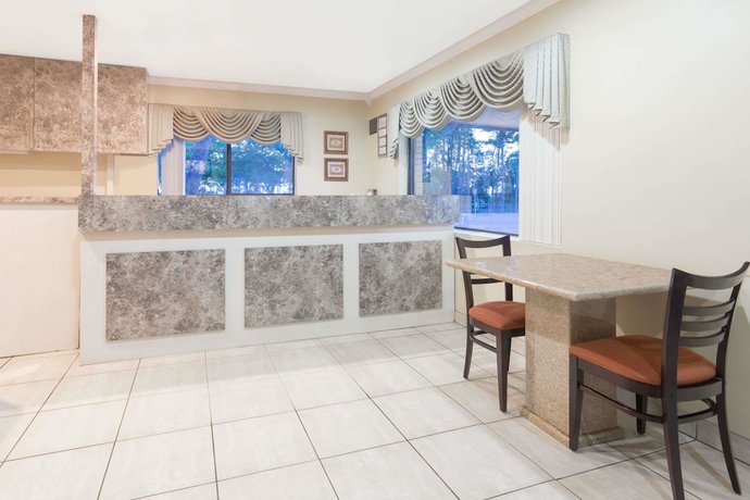 Imagen de los interiores del Hotel Super 8 By Wyndham Ft Walton Beach. Foto 20