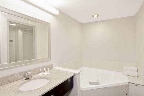 Imagen de la habitación del Hotel Super 8 By Wyndham Gainesville. Foto 6