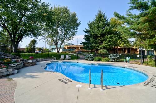 Imagen de la piscina del Hotel Super 8 By Wyndham Gananoque/country Squire Resort. Foto 16