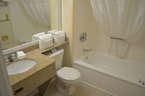 Imagen de la habitación del Hotel Super 8 By Wyndham Gananoque/country Squire Resort. Foto 2