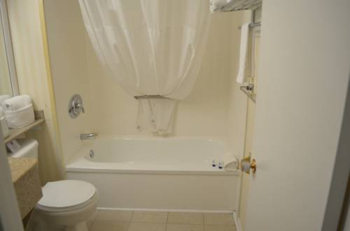 Imagen de la habitación del Hotel Super 8 By Wyndham Gananoque/country Squire Resort. Foto 3