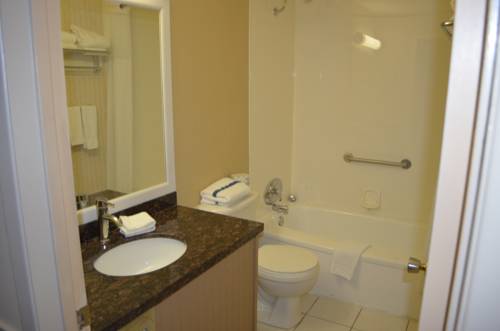 Imagen de la habitación del Hotel Super 8 By Wyndham Gananoque/country Squire Resort. Foto 6