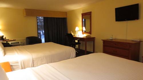 Imagen de la habitación del Hotel Super 8 By Wyndham Gananoque/country Squire Resort. Foto 8