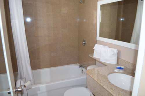 Imagen de la habitación del Hotel Super 8 By Wyndham Gananoque/country Squire Resort. Foto 13