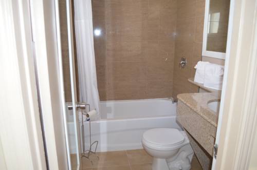 Imagen de la habitación del Hotel Super 8 By Wyndham Gananoque/country Squire Resort. Foto 14