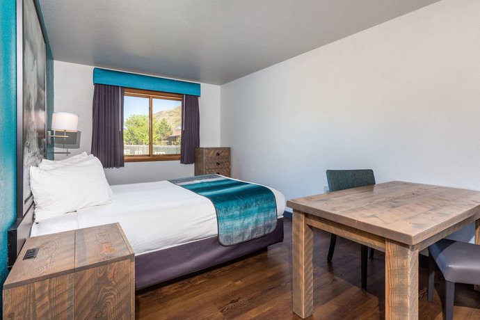 Imagen de la habitación del Hotel Super 8 By Wyndham Gardiner/yellowstone Park Area. Foto 11