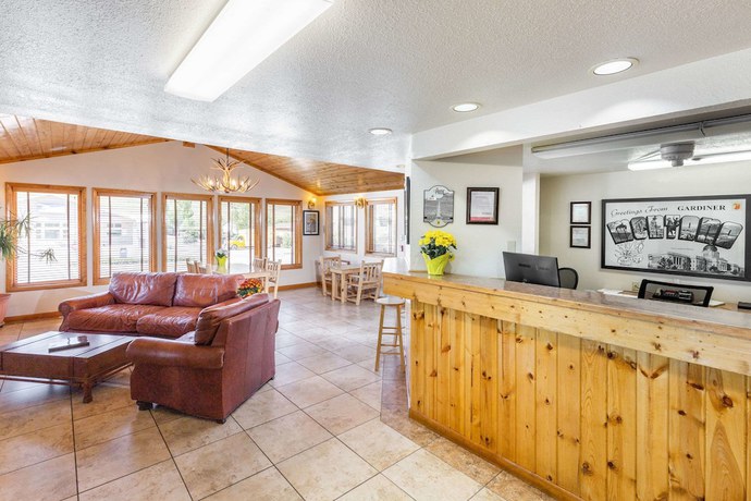 Imagen de los interiores del Hotel Super 8 By Wyndham Gardiner/yellowstone Park Area. Foto 20