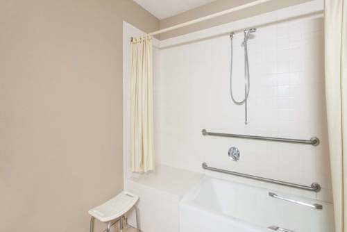 Imagen de la habitación del Hotel Super 8 By Wyndham Gardner. Foto 5