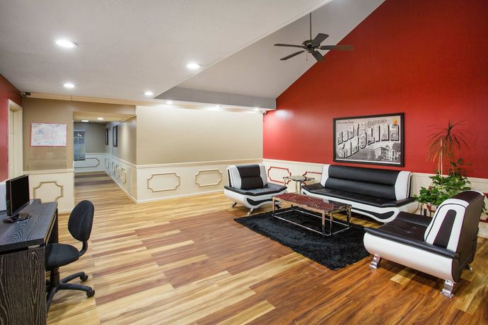 Imagen de los interiores del Hotel Super 8 By Wyndham Garner/clayton/raleigh. Foto 17