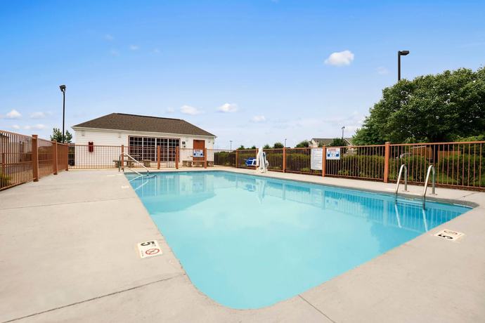 Imagen de la piscina del Hotel Super 8 By Wyndham Garner/clayton/raleigh. Foto 19