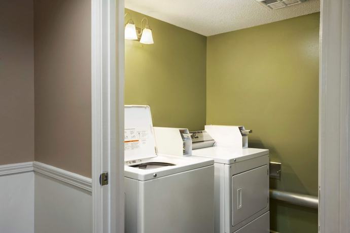 Imagen de los interiores del Hotel Super 8 By Wyndham Garner/clayton/raleigh. Foto 18