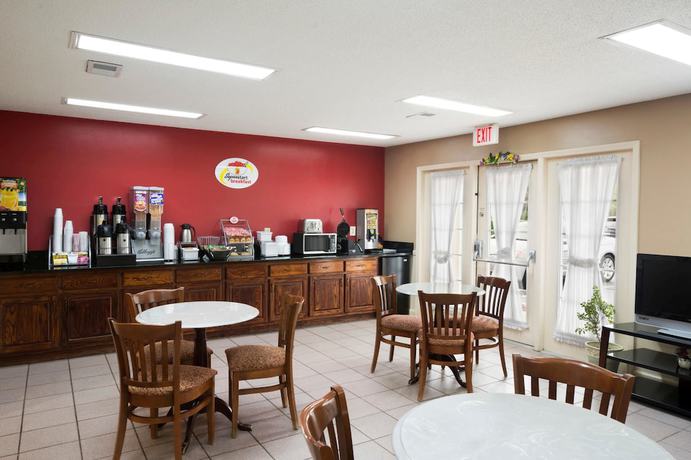 Imagen del bar/restaurante del Hotel Super 8 By Wyndham Garner/clayton/raleigh. Foto 3