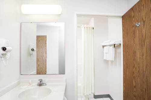 Imagen de la habitación del Hotel Super 8 By Wyndham Gas City Marion Area. Foto 7