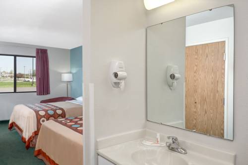 Imagen de la habitación del Hotel Super 8 By Wyndham Gas City Marion Area. Foto 8