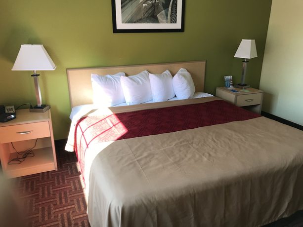 Imagen de la habitación del Hotel Super 8 By Wyndham Gloucester. Foto 3