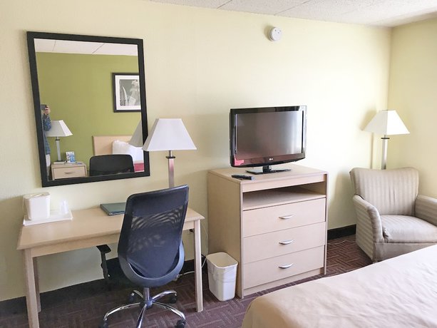 Imagen de la habitación del Hotel Super 8 By Wyndham Gloucester. Foto 4