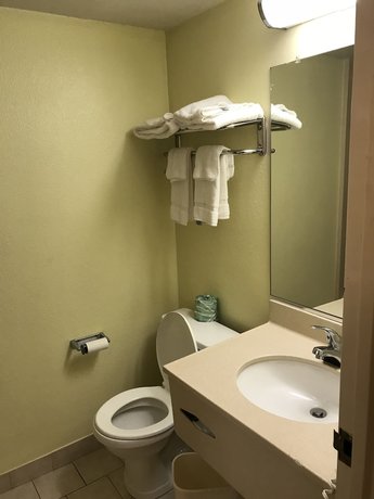 Imagen de la habitación del Hotel Super 8 By Wyndham Gloucester. Foto 12