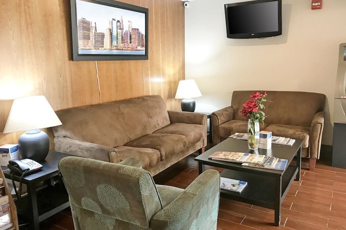 Imagen de los interiores del Hotel Super 8 By Wyndham Gloucester. Foto 18