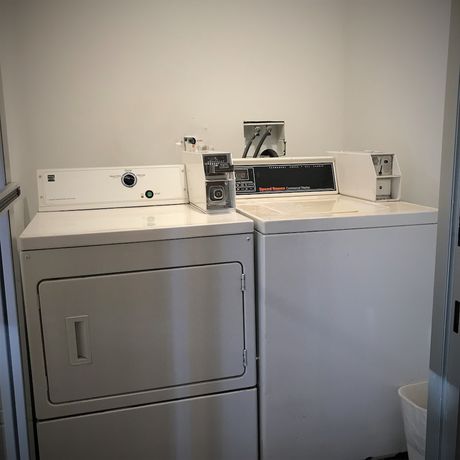 Imagen de los interiores del Hotel Super 8 By Wyndham Gloucester. Foto 19