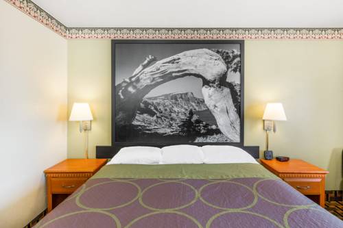 Imagen de la habitación del Hotel Super 8 By Wyndham Grants Pass. Foto 11