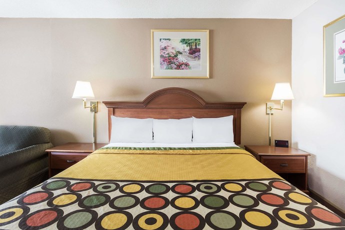 Imagen de la habitación del Hotel Super 8 By Wyndham Greensboro. Foto 4