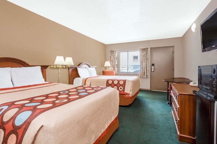 Imagen de la habitación del Hotel Super 8 By Wyndham Greensboro. Foto 8