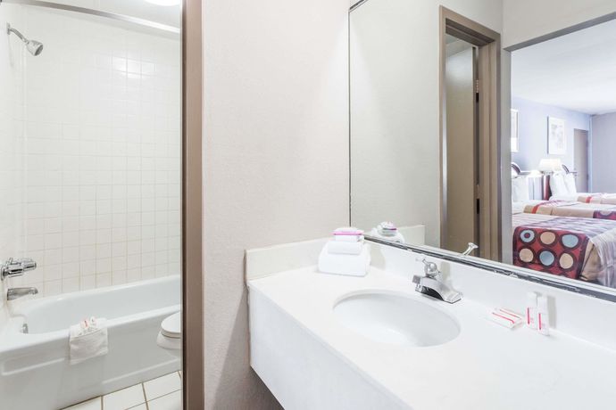 Imagen de la habitación del Hotel Super 8 By Wyndham Greensboro. Foto 9