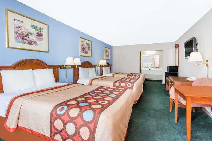 Imagen de la habitación del Hotel Super 8 By Wyndham Greensboro. Foto 11