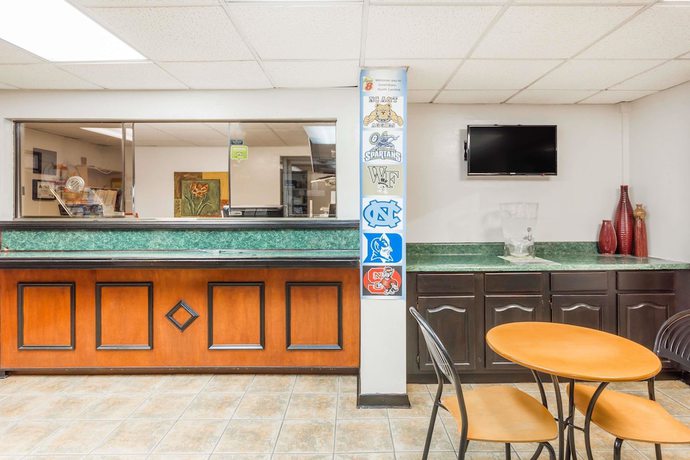 Imagen de los interiores del Hotel Super 8 By Wyndham Greensboro. Foto 14